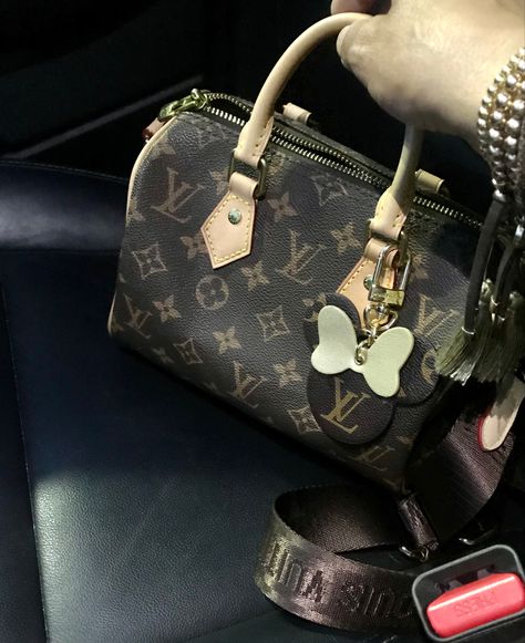 Speedy 20 Louis Vuitton, Lv Speedy Outfit, Lv Keychain, Marmont Super Mini, Girly Tingz, Designer Purses And Handbags, Lv Speedy, Trendy Purses, Dream Bags