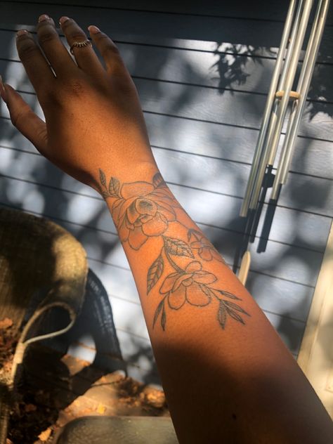 Flower Forearm Tattoo, Flower Bouquet Tattoo, Hipster Tattoo, Bouquet Tattoo, Flower Tattoo Arm, Tattoos For Black Skin, Stylist Tattoos, Forearm Tattoo, Tattoo Inspo