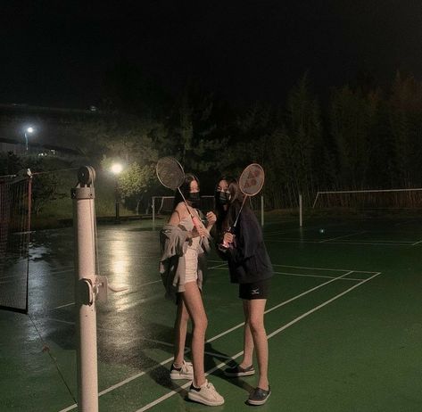 Badminton Pictures, Bff Poses, Girl Friendship, Hair Tutorials For Medium Hair, Cute Friend Pictures, Quick Outfits, Friend Photoshoot, Best Friend Pictures, How To Pose