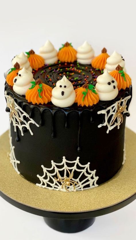 Cake Ideas Chocolate, Halloween Cake Ideas, Cute Halloween Cakes, Spooky Movie Night, Scary Halloween Cakes, Horror Cake, Scary Cakes, Spooky Cake, Halloween Birthday Cakes