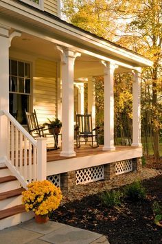 This is the kind of house I want...big front porch, rocking chairs, and lots of trees :) Modern Farmhouse Front Porch, Farmhouse Front Porch Decorating, Farmhouse Front Porch Decor, Veranda Design, Farmhouse Porch Decor, Porch Design Ideas, Balkon Decor, Building A Porch, Front Porch Design