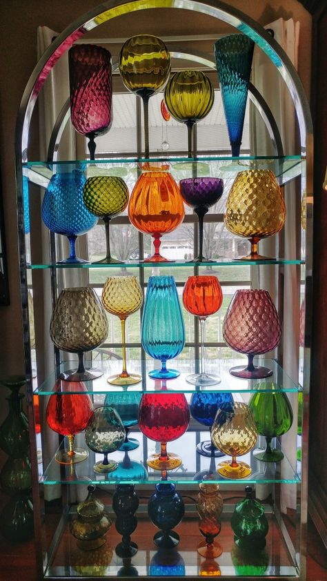 Glassware Display, Mid Century Modern Lamp, Applied Art, Vintage Dishware, Maximalist Design, Hobby Ideas, Glass Ware, Colored Glassware, Interiors Dream