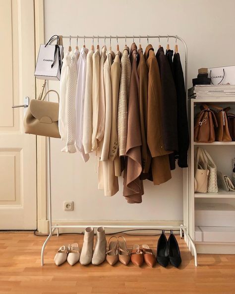 How’s this for a dream closet? 🖤| @heyhegia Dekorasi Kamar Tidur, Minimalist Room, Aesthetic Rooms, Room Inspiration Bedroom, Room Ideas Bedroom, Aesthetic Bedroom, Dream Rooms, Room Aesthetic, Aesthetic Room Decor