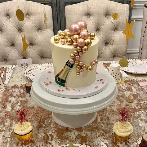 Disney 40th Birthday Cake, 40 Bday Cake For Women, Champagne Themed Cake, Champagne Theme Cake, Cake With Champagne Bottle On Top, 50th Birthday Cakes Ideas For Women, Gigi Birthday, 40th Birthday For Women, 40th Bday Ideas