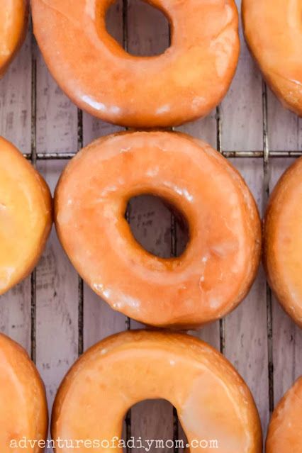 Krispy Kreme Copycat Recipe, Homemade Donut Glaze, Donuts Krispy Kreme, Cream Donut Recipe, Traditional Bakery, Monkey Breads, Homemade Donut, Boston Cream Donut, Fried Dessert