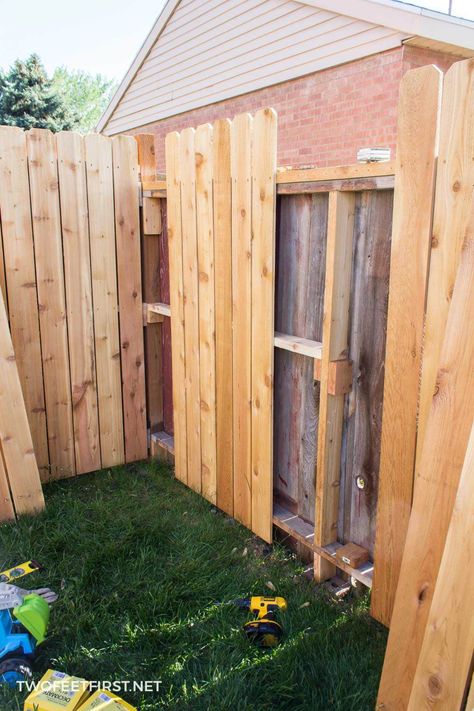 Lawn Decoration Ideas, Wood Fence Installation, Outdoor Yard Ideas, Diy Backyard Fence, Fence Picket, Wood Fence Design, Fence Pickets, House Gate, Home Greenhouse