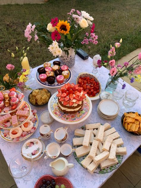 British Picnic Food, Food Pics Instagram, Ethereal Party, Engagement Food, Valentines Tea, Picnic Brunch, Valentines Tea Party, Easter Picnic, Birthday Dream