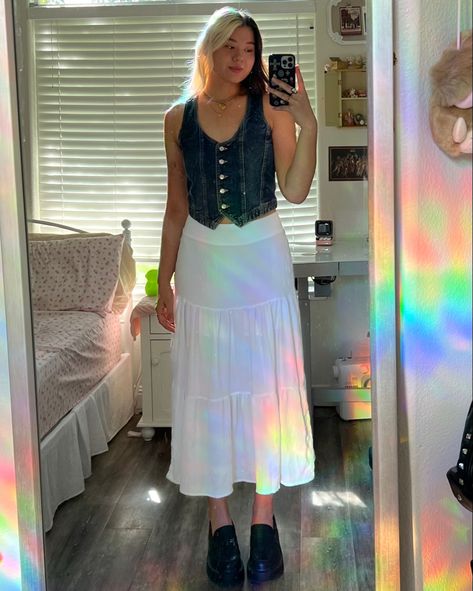 Newjeans Fits, Outfits With White Skirt, White Denim Skirt Outfit, Long Skirt Denim, Jean Vest Outfits, Outfit Info, Black Platforms, Costal Cowgirl, White Skirt Outfits