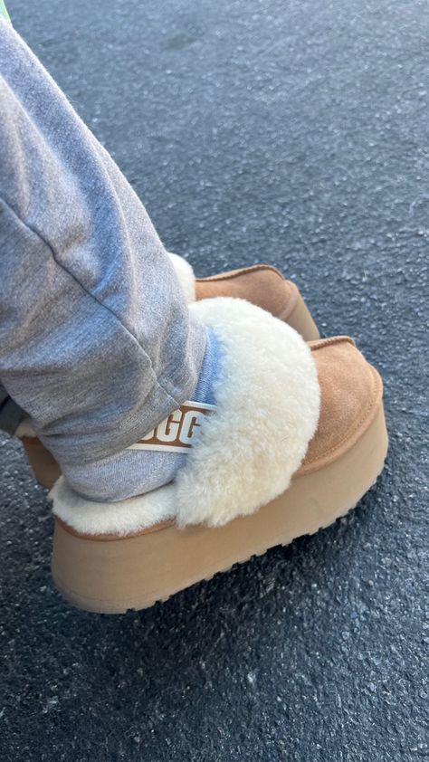 Ugg Funkette, Cute Uggs, Fluffy Shoes, Knitting Tips, Pretty Shoes Sneakers, Shoes Outfit Fashion, Shoe Wishlist, Cute Slippers, Fresh Shoes