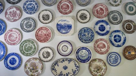 Antique Plates On Wall, Plate Wall Display, Latest Kitchen Trends, Pretty Plates, Plate Decor, Antique Plates, Exclusive Home, Stunning Kitchens, Kitchen Trends