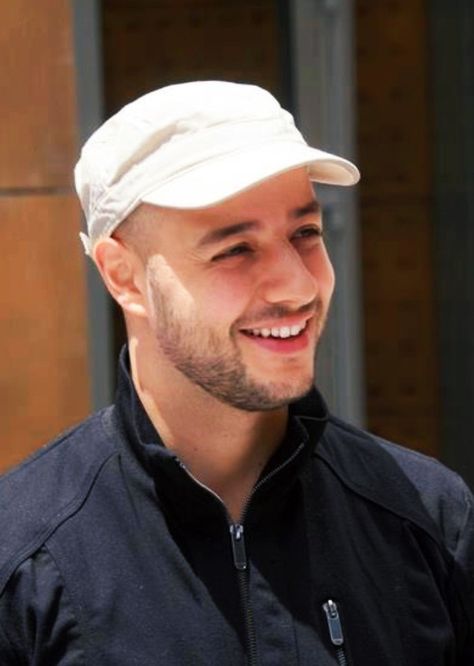 Maher Zain Maher Zain, Bts Christmas, Hand Photography, Aesthetic Boy, Celebrities