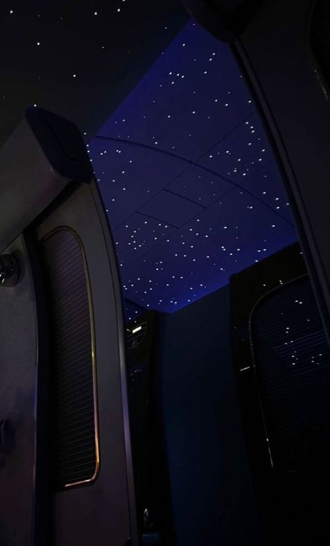 Night Flight Aesthetic, Emirates Business, Flight Aesthetic, Class Aesthetic, Night Snap, Travel Night, First Class Flights, Airport Pictures, Dubai Airport