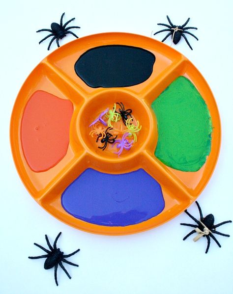 Preschool Halloween Activity-Painting with Spiders-and why haven't I thought of a veggie tray to hold paint? Prek Halloween, Halloween Activities Preschool, Spider Theme, Halloween Arts, Halloween Preschool, Fall Preschool, Painting Activities, Theme Halloween, Halloween School