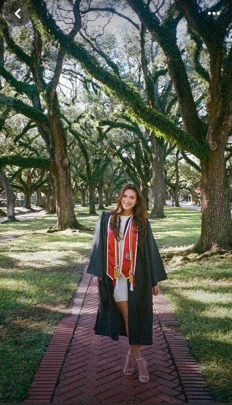 Graduation Aesthetic Pictures, College Grad Outfit, Grad Fits, Law School Graduation Party, College Grad Pictures, College Grad Photos, College Graduation Photoshoot, Grad Shoot, Grad Outfits