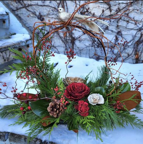 Christmas Flower Arrangements Ideas, Flower Garden Aesthetic, Christmas Stall Ideas, Flower Arrangements Ideas, Ornament Arrangement, Christmas Arrangements Centerpieces, Winter Flower Arrangements, Christmas Composition, Winter Floral Arrangements