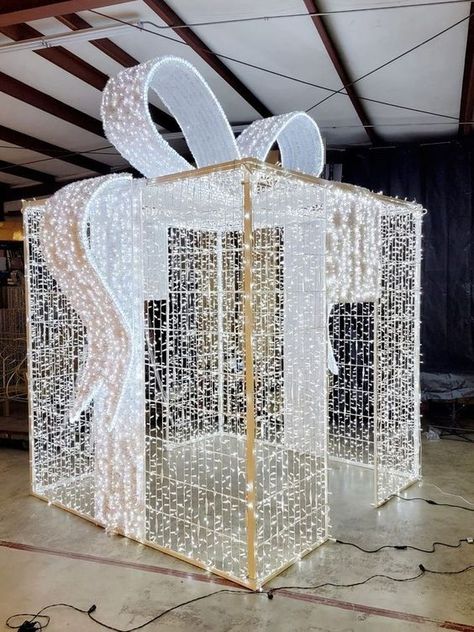 large lighted white walk thru gift box Interactive Decoration, Wall Decor Ideas Farmhouse, Boho Wall Decor Ideas, Commercial Christmas Decorations, Holiday Lights Display, Christmas Stage, Mini Lights, Christmas Light Displays, Xmas Lights