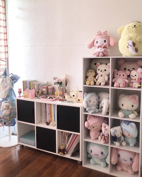 Plushie Storage Ideas, Bedroom Sanrio, Plushie Storage, Asian Room, Otaku Room, Cosy Bedroom, Bedroom Setup, Pinterest Room Decor, Princess Room