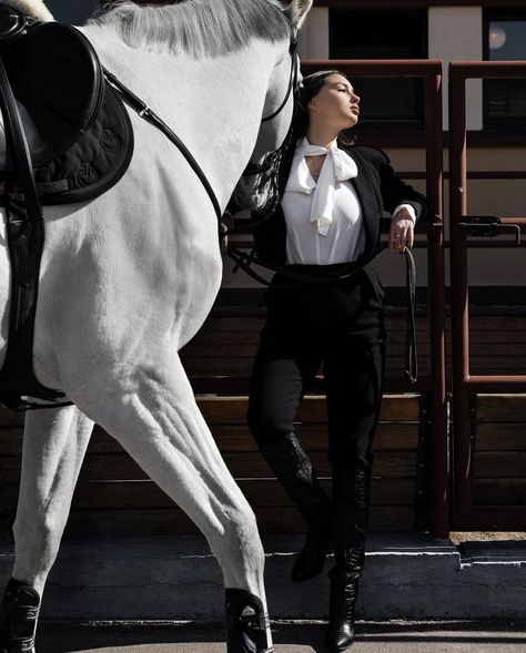 Horse Girl Outfits, Horse Riding Aesthetic, Horse Riding Outfit, Equestrian Aesthetic, Horse Fashion, Equestrian Girls, Horse Aesthetic, Equestrian Lifestyle, Money Aesthetic