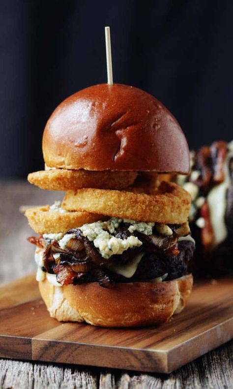 Put your old burger recipe and try this ultimate Mushroom, Blue Cheese, and Caramelized Onion Burger! Onion Ring Burger, Caramelized Onion Burger, Mushroom Blue Cheese, Blue Cheese Burger, Mushroom Blue, Smash Burger Recipe, Blue Cheese Burgers, Onion Ring, Cheese Mozzarella