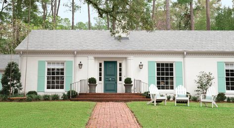 Exterior Paint Color Combos for Popular House Styles Exterior Paint Schemes, Best Exterior Paint, House Paint Color Combination, Eksterior Modern, Ranch Remodel, Blue Shutters, Ranch Exterior, Brick Ranch, Exterior Color Schemes