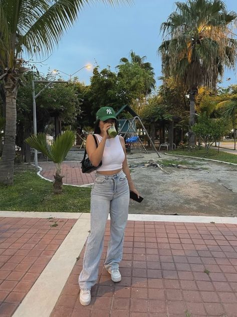 Green Hat Outfit Summer, Fits With Baseball Hats, Green La Hat Outfit, Zoo Fits Aesthetic, Cute Outfit With Baseball Hat, Casual San Diego Outfit, Streetwear Fashion With Hat, Green Ball Cap Outfit, Baseball Hat Work Outfit