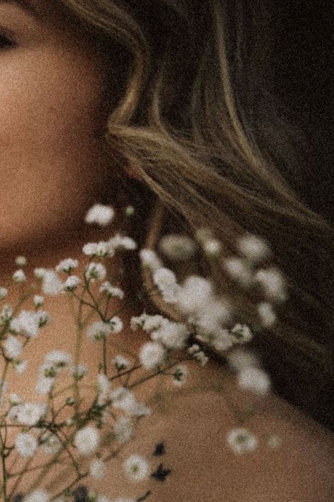 Cropped Photos Aesthetic, Grain Photography Effect, Dreamy Flower Photoshoot, Photos With Flowers Aesthetic, Floral Self Portrait Photography, Self Portrait Photography With Flowers, Backyard Lifestyle Photography, Women With Flowers Photography, Empower Aesthetic Photography