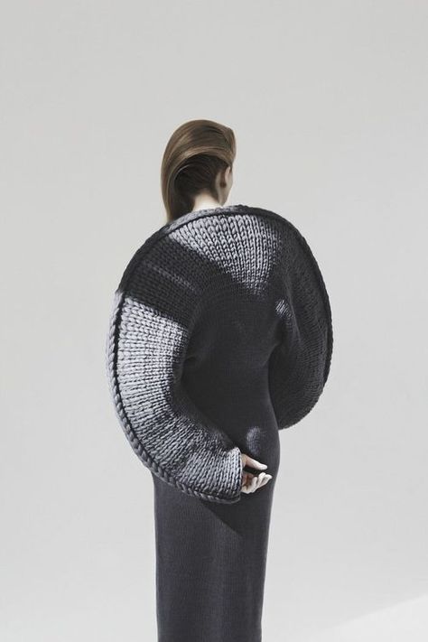 . Mode Editorials, Vetements Clothing, Sculptural Fashion, Knitwear Inspiration, Geometric Fashion, 3d Fashion, Grey Style, Central Saint Martins, Photo Style