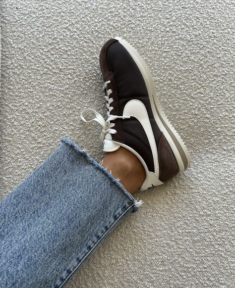 Nike Cortez Outfit, Brown Sneakers Women, Cortez Sneakers, Sneakers 2024, Aw 2024, Adidas Art, Sneakers Trendy, Woman Sneakers, Shop Bag