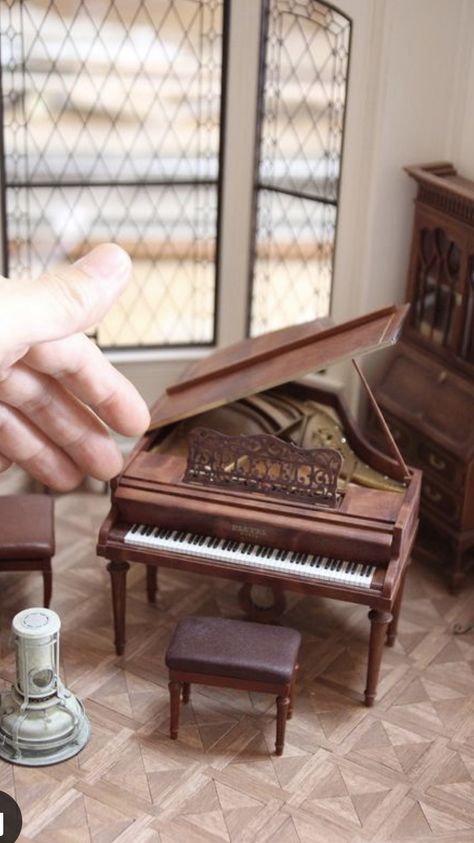 Miniature Piano, Doll House Plans, Miniature Dollhouse Furniture, Doll House Crafts, Dollhouse Projects, Dolls House Interiors, Mini Craft, Victorian Dolls, Miniature Rooms