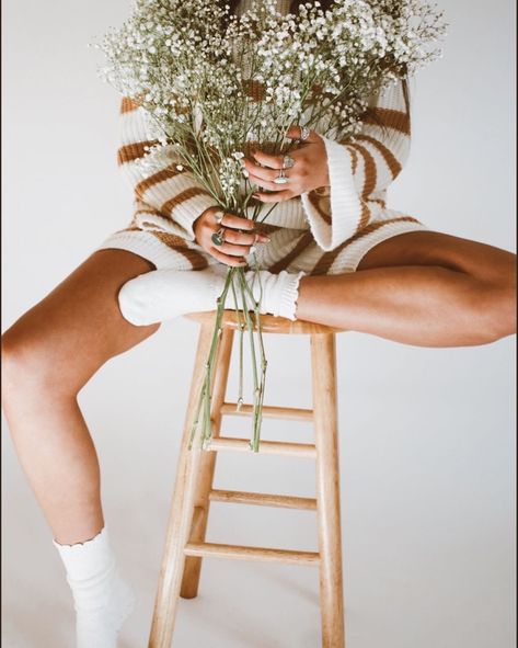 Studio Stool Photoshoot, Stool Photoshoot Ideas, Posing On A Stool, Stool Portrait, Barstool Poses, Stool Poses Photography, Stool Photoshoot Photo Ideas, Stool Photoshoot, Stool Poses