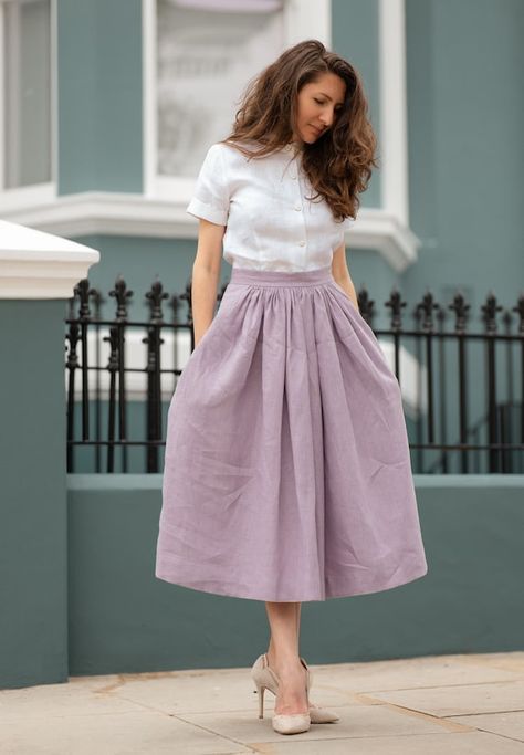 This whimsical lilac long skirt is handmade by Mrspomeranz with 100% linen fabric and is available in 40 colors. The waist is fitted while the remainder of the skirt flows out giving you a slender but full body look. This chic midi skirt, with side pockets, is great for any body type and the fitted waist gives you that hourglass feel while accentuating your beautiful curves.❃ Pair this 50s inspired gathered full circle skirt with a blouse and chic pumps and be the most fashionable gal at the off Grey And Lavender Outfits, Light Blue Long Skirt Outfit, Long Purple Skirt Outfit, Lilac Skirt Outfits, High Waist Skirt Outfit, Skirt Midi Outfit, Skirt With Shirt, Full Skirt Outfit, Purple Skirt Outfit