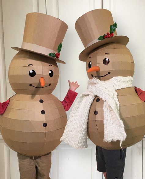 DIY CARDBOARD SNOWMAN COSTUME Snowman Fancy Dress, Cardboard Snowman, Diy Christmas Costumes, Christmas Costumes Diy, Snowman Outfit, Snowman Costume, Cardboard Costume, Christmas Fancy Dress, Make A Snowman