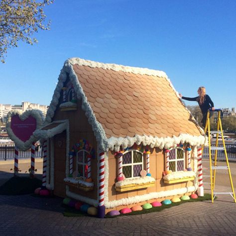 Real Life Gingerbread House, Christmas Car Decorations, Hansel Y Gretel, Santa's House, Gingerbread Christmas Decor, Gingerbread House Decorations, Christmas Gingerbread House, Parade Float, Christmas Decorations Diy Outdoor