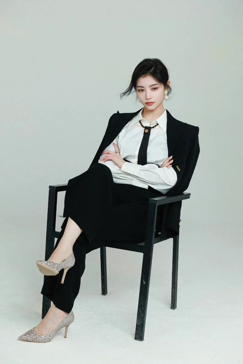 Pose Duduk, Grace Core, Sitting Pose Reference, Reference Pose, Woman In Suit, Sitting Pose, Fotografi Iphone, Fashion Model Poses, 사진 촬영 포즈