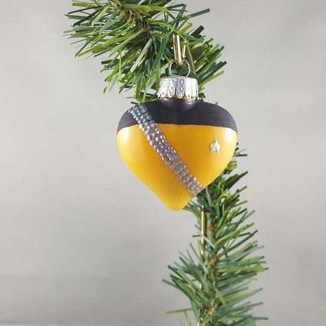 Star Trek Ornaments, Nerdy Ornaments, Star Trek Decor, Star Trek Christmas, Themed Trees, Dark Christmas, Cup Designs, Xmas Ideas, Christmas Decorations Ornaments