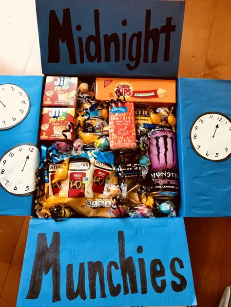 Creative Care Packages, College Box Care Packages, Snack Box Ideas Gift, Military Care Package Ideas, Snack Box Gift, College Gift Boxes, College Care Package Ideas, Birthday Care Package, Diy Care Package