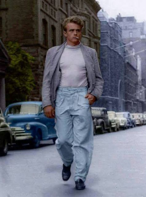 James Dean the Giant walking down a NYC street Marlon Brando James Dean, James Dean Pictures, James Dean Style, Jim Stark, James Dean Photos, 90s Actors, Jean Seberg, Anthony Quinn, Jimmy Dean