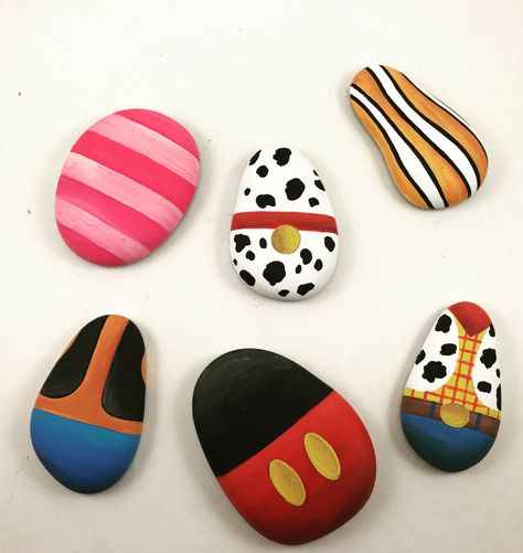 Disney rocks Cute And Easy Rock Painting Ideas, Toy Story Rock Painting, Cute Simple Rock Painting Ideas, Painted Rocks Preppy, Rock Painting Ideas Characters, Disney Painted Rocks Easy, Mini Rock Painting Ideas, Rock Painting Characters, Disney Rock Art