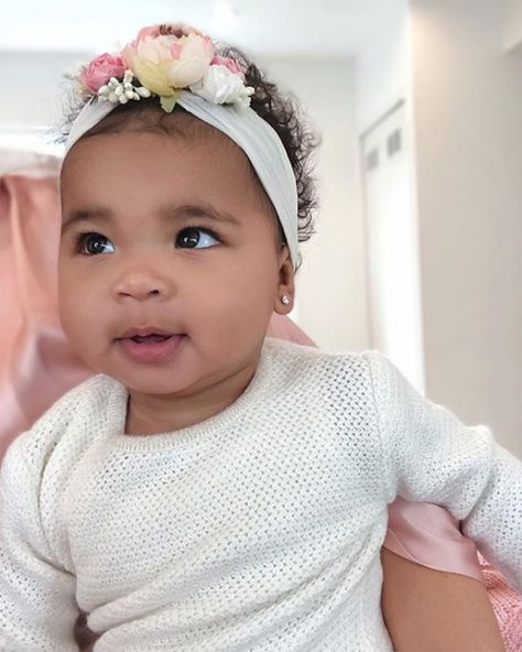 True Kardashian, Khloe Baby, Khlo Money, True Thompson, Jenner Kids, Khloe Kardashian And Tristan, Kloe Kardashian, Floral Headdress, Kardashian Kids