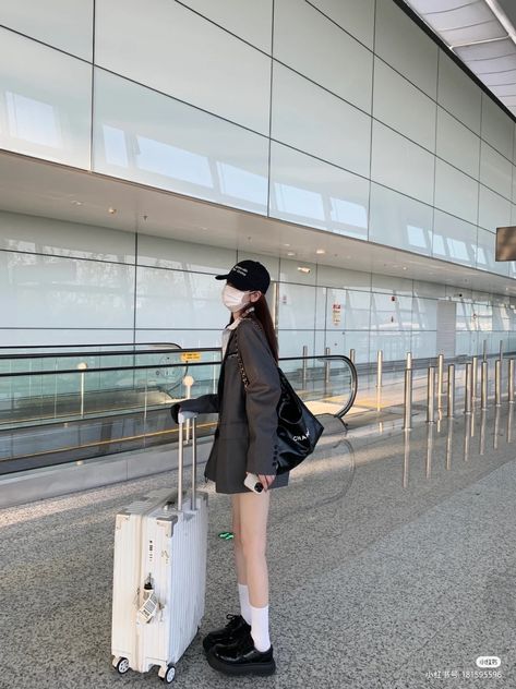 Seoul Picture Ideas, Airport Outfit Korean, Rich Outfits Classy, Chic Winter Fashion, Ulzzang Short Hair, Rich Outfits, Japan Summer, Winter Fashion Trends, Ulzzang Korea