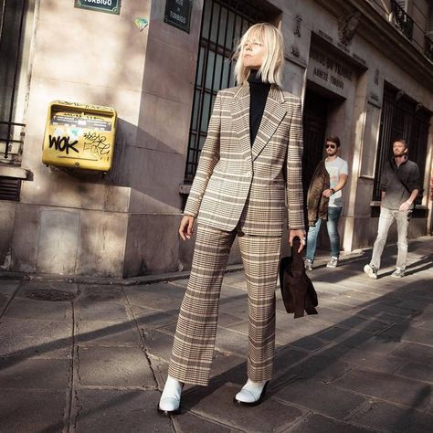 16 Perfect Plaid Pants for Fall | Who What Wear Linda Tol, Smart Casual Work, Chic Work Outfits Women, Classy Business Outfits, Work Outfits Women Office, Casual Work Outfits Women, Smart Casual Work Outfit, Work Outfits Women Summer, Professional Outfits Women