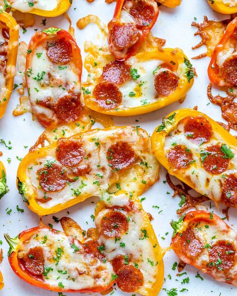 Pizza Poppers, Mini Peppers Recipes, Pepper Pizza, Pepper Poppers, Sweet Pepper Recipes, Mini Sweet Peppers, Turkey Pepperoni, Stuffed Mini Peppers, Pizza Bites