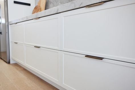 TV presenter Allison Langdon's stunning new kitchen - The Interiors Addict Kinsman Kitchen, White And Timber Kitchen, Tv Cabinet Designs, Shaker Cabinets Kitchen, Tv Cabinet Design, Cabinet Designs, Shaker Kitchen Cabinets, Kitchen Door Handles, Laundry Design