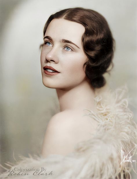 Jessica Tandy, High School Senior Pictures, Photo Restoration, Gibson Girl, Hollywood Legends, Hollywood Glamour, Vintage Hairstyles, Vintage Beauty, Hollywood Stars