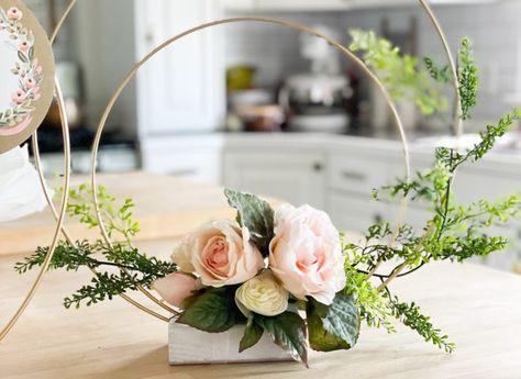 Sophisticated, yet simple! These brass hoop centerpieces are ridiculously easy to make Floral Ring Centerpiece, Simple Baby Shower Centerpieces, Hoop Centerpieces, Tattoo Ideas Family, Birth Flower Tattoo Ideas, Buffet Displays, Hoop Centerpiece, Baby Shower Table Centerpieces, Flower Tattoo Ideas