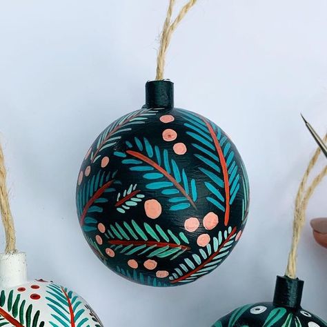 Amber Davenport on Instagram: "Finally had the time to paint these last minute gifts today! Wish I’d bought more of these plain baubles because I could paint them forever 🎄Which is your favourite? Think mines the mistletoe 🍃 Anyway, hope you all have a wonderful festive Christmas🎄🎁" Diy Painted Christmas Balls, Easy Bauble Painting Ideas, Hand Painted Ceramic Baubles, Hand Painted Christmas Baubles, Christmas Balls Painting, Painted Baubles Christmas, Decorate Baubles, Bauble Painting Ideas, Hand Painted Christmas Balls