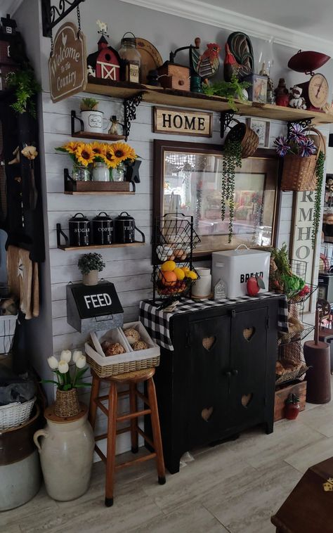 Farmhouse Styled Kitchen. New and Old Pieces. House Country Style, Cozy Vintage Home, Cabin Homestead, Old Country Kitchens, Room Decor Country, Cozy Country Home, Primitive Home Decorating, Room Decor Organization, Styled Kitchen