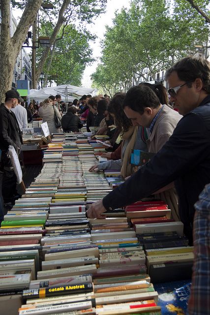 Rambles Barcelona  on St. Jordi's day 23 April Catalonia Men Flowers, San Jordi, Spanish Holidays, Indie Bookstore, Book Cafe, Famous Architects, Book Labels, Barcelona Travel, Book Community