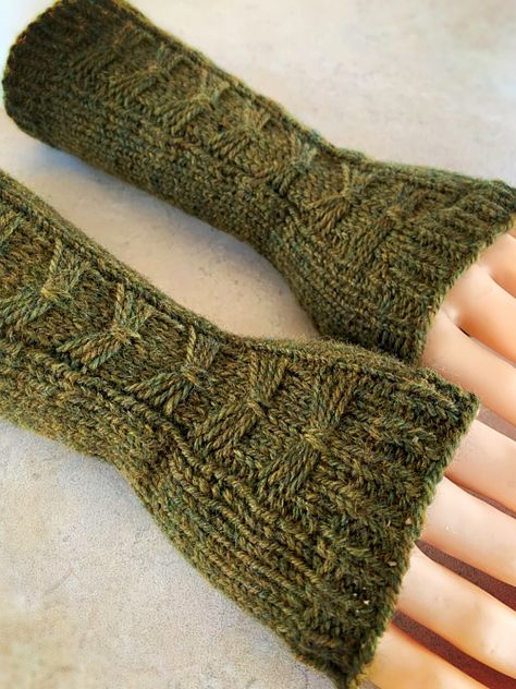 Knitted Arm Warmers Pattern Free, Knitted Arm Warmers, Knit Hand Warmers, Cute Handwarmers, Knit Arm Warmers, Knitting Arm Warmers, Knit Wrist Warmers, Crocheting Arm Warmers, Crochet Patterns Arm Warmers