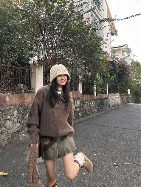 Short Denim Skirt Outfits Winter, Fall Japanese Fashion, Winter Short Skirts Outfits, Winter Outfits Short Women, Flared Mini Skirt Outfit, Casual Japanese Fashion, Modest Japanese Fashion, Short Flare Skirt Outfit, Korea Fall Outfit